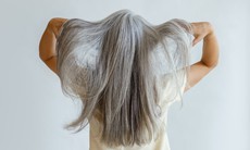 Làm gì để ngăn tóc bạc sớm khi còn trẻ?