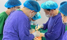 Từ chối phẫu thuật sớm, nữ bệnh nhân khi nhập viện đã suy kiệt, bác sĩ 'lấy ra' khối u buồng trứng nặng 3kg