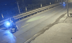 Video 4 thanh niên dùng dao uy hiếp, cướp xe trên Quốc lộ 1A