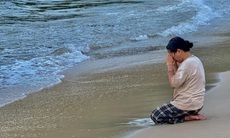 Rơi nước mắt hình ảnh người mẹ quỳ gối bên bờ biển ngóng tin con đang mất tích