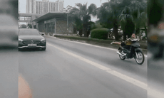 Video 'quái xế' đầu trần, nằm trên yên xe phóng nhanh trong làn BRT tại Hà Nội