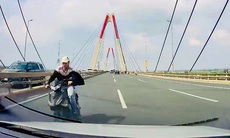 Thanh niên uống rượu đi xe máy ngược chiều đâm trực diện ô tô trên cầu Nhật Tân