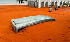Cận cảnh lũ cát đỏ ở Mũi Né vùi lấp nhiều ô tô và xe máy