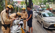 Phạt 353 trường hợp dừng đỗ sai trên phố Tràng Thi