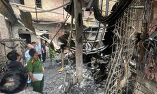 [CẬP NHẬT] Vụ cháy nhà trọ ở Trung Kính, 14 người chết: 'Cháu tôi mất rồi, ở đây không thấy giờ phải qua nhà tang lễ khác'