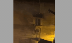 Video người dân đập tường cứu người trong vụ cháy 14 người tử vong