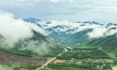 Ngỡ ngàng thác mây trên cao tốc Cam Lộ - La Sơn đẹp như bức tranh thủy mặc
