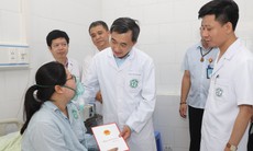 Thứ trưởng Trần Văn Thuấn thăm bệnh nhân vụ cháy nhà trọ phố Trung Kính