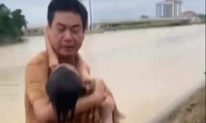 Video người đàn ông dũng cảm lao xuống dòng nước cứu cháu bé đuối nước