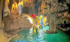 Khám phá vẻ đẹp nguyên sơ của hồ nước 'treo' trên vách hang động ở Quảng Bình