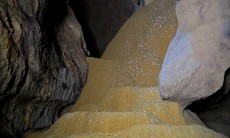 Bên trong hang động có 'dòng sông cát'