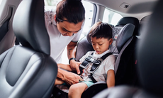 Khuyến nghị từ chuyên gia y tế đảm bảo an toàn cho trẻ trên ô tô khi tham gia giao thông