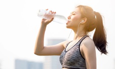 Lời khuyên uống nước cho người chạy bộ trong mùa nắng nóng