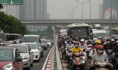 Xung đột dòng phương tiện trong ngày đầu thông xe cầu vượt Mai Dịch