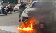 Xe máy bốc cháy đùng đùng sau va chạm với ô tô