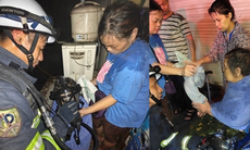 Cứu 2 người già thoát khỏi đám cháy giữa đêm tại quận Hai Bà Trưng
