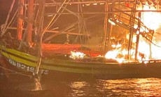 Tàu cá bốc cháy trên biển, 7 thuyền viên thoát chết