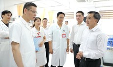 Thứ trưởng Bộ Y tế Trần Văn Thuấn thăm, động viên nữ bác sĩ nội trú bị tai nạn hy hữu