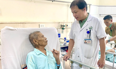 Bác sĩ 'vượt khó' phẫu thuật nội soi lấy sỏi mật cho cụ ông 99 tuổi