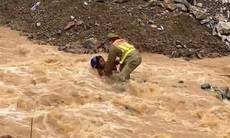 Video Thượng úy cảnh sát giao thông cứu 2 người giữa dòng nước lũ