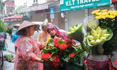 Người dân Hà Nội đội mưa đi mua sắm trong Tết Đoan Ngọ