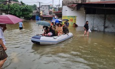 Hà Giang: Phá dỡ mái nhà giải cứu 4 người bị mắc kẹt do nước lũ dâng cao