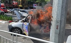 Người dân khống chế đám cháy, ngăn chặn ô tô phát nổ tại Đống Đa