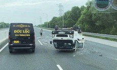 Xe tải gặp sự cố 'ngửa bụng' trên cao tốc Hà Nội - Hải Phòng
