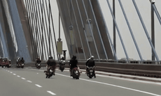 Video 4 thanh niên “đánh võng” trên cầu Nhật Tân