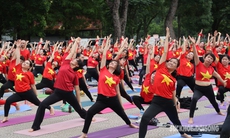 Mãn nhãn với màn đồng diễn của hơn 2.000 người yêu yoga