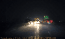 Video: Xe tải ngang nhiên chạy ngược chiều trên cao tốc giữa mưa lớn