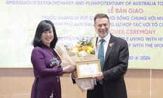 Bộ trưởng Đào Hồng Lan trao tặng Kỷ niệm chương Vì Sức khoẻ nhân dân cho Đại sứ Úc tại Việt Nam