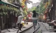 Lao ra đường ray chụp ảnh khi tàu hỏa đang chạy: Phản văn hóa cần 'cấm không lý do'