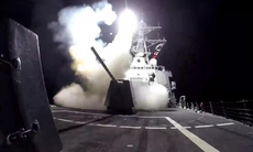 Mỹ phá hủy 2 tàu nổi của Houthi tại Yemen
