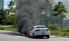 Video ô tô Mazda bốc cháy ngùn ngụt trên đường phố Hà Tĩnh