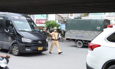 Chốt chặn như thế nào để ngăn xe khách dừng đỗ trên đường Phạm Hùng?