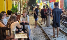 Phố cà phê đường tàu Hà Nội: Cản được người nọ thì người kia lại vào