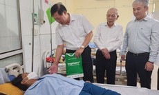 Thứ trưởng Bộ Y tế Đỗ Xuân Tuyên trao tặng thiết bị y tế cho Bệnh viện Đa khoa huyện Thọ Xuân