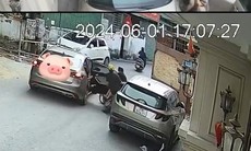 Video tài xế dừng xe ô tô giữa đường, mở cửa gây tai nạn