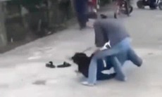 2 nữ sinh lao vào đánh nhau vì mâu thuẫn trong cá cược  bóng đá