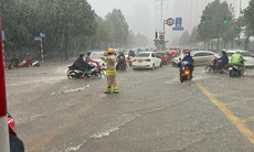 Sau trận mưa lớn, CSGT Hà Nội hướng dẫn người dân vượt ngập úng đến công sở