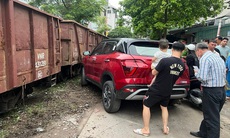 Hà Nội: Ô tô nát đầu vì tài xế đỗ sát đường ray tàu hỏa