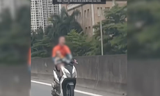 Thanh niên ôm trẻ em, phóng xe máy trên cao tốc