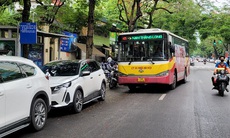 Công an Hà Nội xử lý ô tô dừng đỗ lấn chiếm khu vực nhà chờ xe buýt