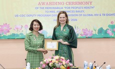 Thứ trưởng Bộ Y tế trao tặng Kỷ niệm chương Vì sức khoẻ nhân dân cho Phó Giám đốc Chương trình HIV và Lao toàn cầu