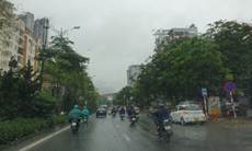 Thủ đô Hà Nội tiếp tục hứng chịu những cơn mưa lớn, dễ xảy ra lốc sét, mưa đá 
