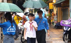Sĩ tử Hà Nội 'đội mưa' tự tin bước vào buổi thi lớp 10 môn Toán