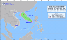 Biển Đông đón áp thấp nhiệt đới gây mưa dông, sóng lớn