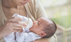Trẻ dùng sữa công thức, cha mẹ cần chú ý điều chỉnh liều D3K2 cho con