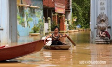 Thôn Bùi Xá ngập trong nước, người dân dùng thuyền di chuyển